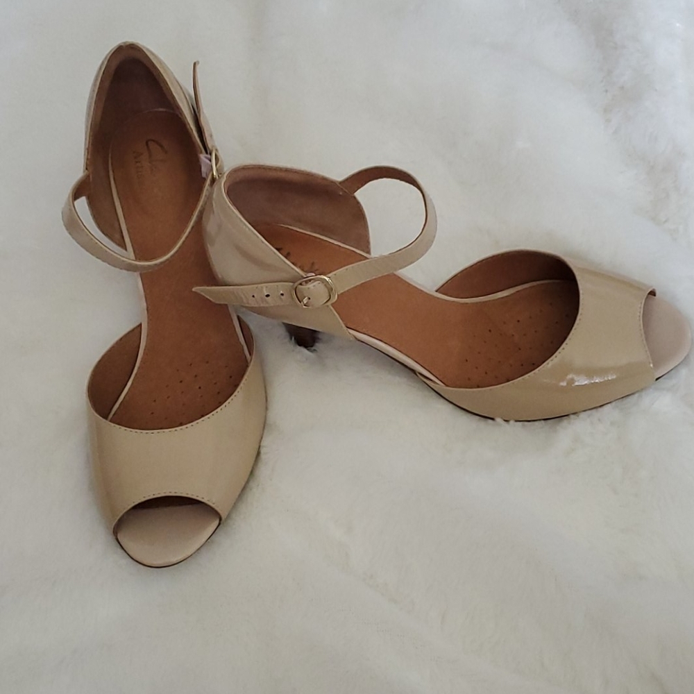Clarks Artisan patent leather heels 👠